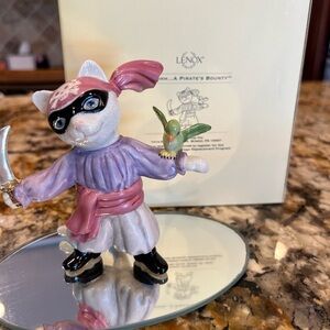 Lenox “vintage “Pirates Bounty” Cat Buccaneer Figurine with Parrot & knife